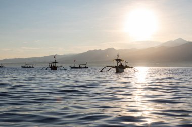 Günbatımı renklerinde turistlerle dolu Balili tekneler sükunetin üstünde 