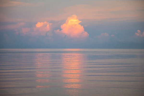 Coucher de soleil balinais sur la mer calme à Lovina — Photo