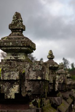 Bulutlu bir günde tapınağın antik bale pagoda 'sı