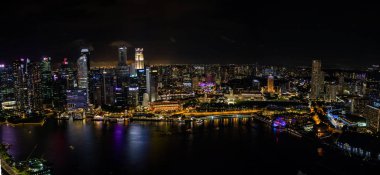 Singapur - 2 Aralık 2018: Marina Bay Sands Oteli 'nin çatısından Singapur şehir merkezinin panoramik gece manzarası