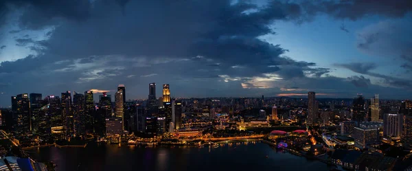 SINGAPORE - 2 DICEMBRE 2018: Vista panoramica notturna del centro di Singapore dal tetto del Marina Bay Sands Hotel, con molte importanti sedi aziendali — Foto Stock