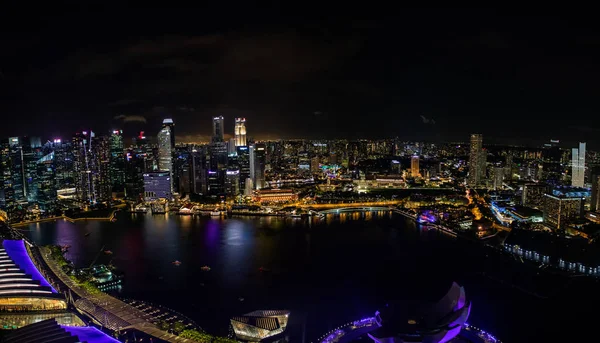 Singapur - 2 Aralık 2018: Marina Bay Sands Oteli 'nin çatısından Singapur şehir merkezinin panoramik gece manzarası