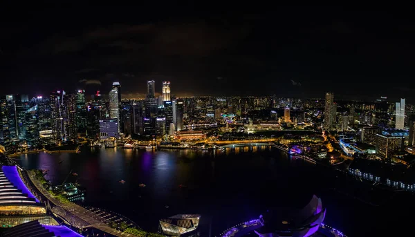 Singapore - 2 december 2018: Natt panoramautsikt över centrala Singapore från taket på Marina Bay Sands Hotel, med många viktiga företag huvudkontor Royaltyfria Stockfoton