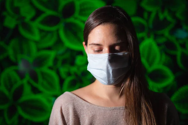 Donna Triste Con Maschera Sfondo Verde Concetto Sicurezza Corona Virus — Foto Stock