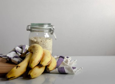 Muzlu yulaf kavanozunun görüntüsü ve beyaz fotokopi arkaplanı olan mavi beyaz bir bez.