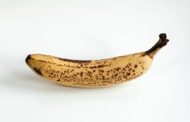 Beyaz arkaplan ve kopyalama alanı olan izole edilmiş bir muz görüntüsü