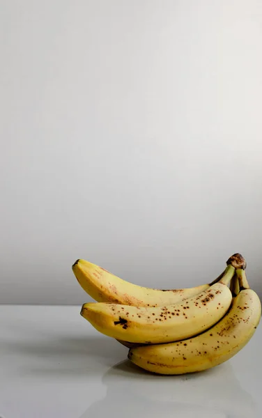 Vista Bando Isolado Bananas Rasgadas Com Fundo Branco Espaço Cópia — Fotografia de Stock