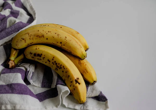 Bando Bananas Rasgadas Sobre Pano Branco Azul Fundo Branco Com — Fotografia de Stock
