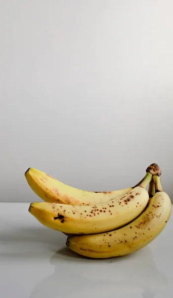 Vista Bando Isolado Bananas Rasgadas Com Fundo Branco Espaço Cópia — Fotografia de Stock