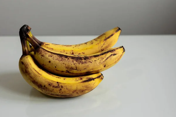 Vista Bando Isolado Bananas Rasgadas Com Fundo Branco Espaço Cópia — Fotografia de Stock