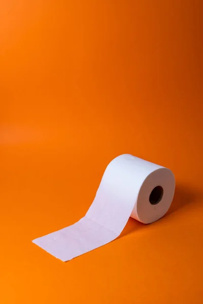 Blick Auf Eine Weiße Toilettenpapierrolle Auf Orangefarbenem Hintergrund Und Kopierraum — Stockfoto