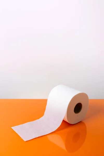 Vista Rollo Papel Higiénico Blanco Sobre Fondo Naranja Blanco Espacio —  Fotos de Stock