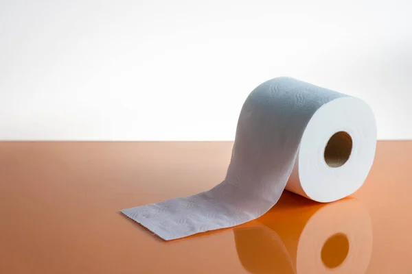 Vista Rollo Papel Higiénico Blanco Sobre Fondo Naranja Blanco Espacio —  Fotos de Stock