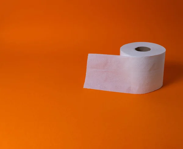 Blick Auf Eine Weiße Toilettenpapierrolle Auf Orangefarbenem Hintergrund Und Kopierraum — Stockfoto