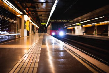 Boş bir metro istasyonuna ulaşan tren, fotokopi alanı ile bulanıklaştı.