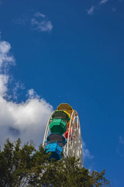 Roue Ferris Équitable Colorée Sur Ciel Bleu Avec Des Nuages — Photo