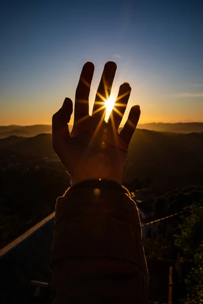 Солнечные Лучи Закате Просматривают Пальцы Женской Открытой Руки Копировальным Пространством — стоковое фото