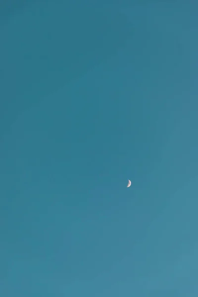 Croissant Lune Sur Ciel Turquoise Avec Espace Copie — Photo