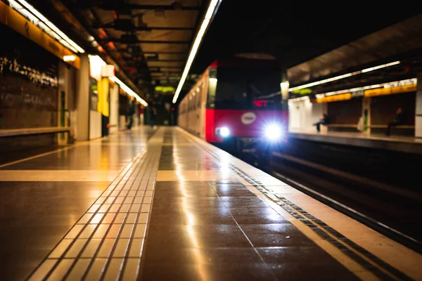 Tåg Anländer Till Tom Tunnelbanestation Suddig Med Kopieringsutrymme Royaltyfria Stockfoton