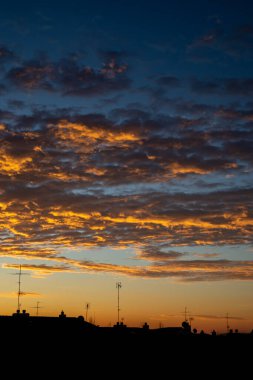 Güneş doğarken yüksek karşıtlık bulutları ile binalar siluet ruhsal konsept ve kopyalama alanı