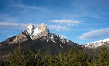 Katalonya 'daki Pedraforca zirvesi açık gökyüzü ve kopyalama alanı ile karla kaplandı