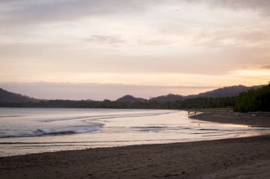 Kosta Rika 'nın Pasifik' indeki Tambor Sahili 'nde gün batımında Pochote Nehri' nin ağzının yanında..