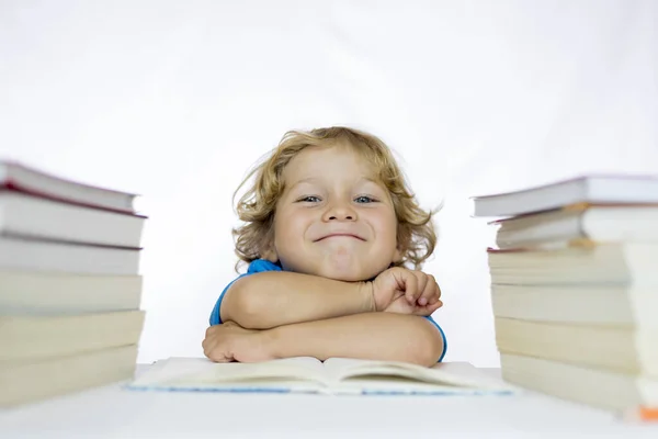 Liten Lycklig Barn Mellan Och Sitter Vid Ett Skrivbord Studerar — Stockfoto