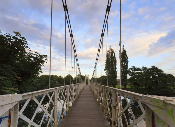 Vista Del Puente Shakey Sobre Río Durante Día Fotos de stock