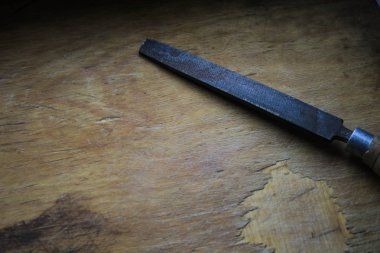 ahşap tahta üzerinde eski araçlar