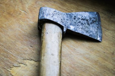 ahşap tahta üzerinde eski araçlar