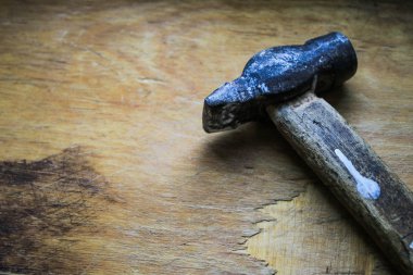 ahşap tahta üzerinde eski araçlar