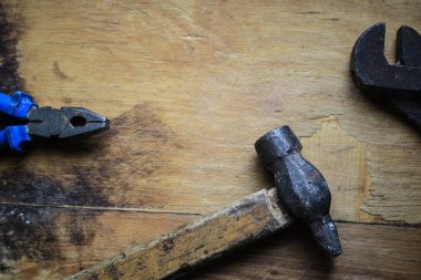 ahşap tahta üzerinde eski araçlar