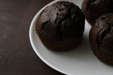 Beyaz tabakta çikolatalı kekler.