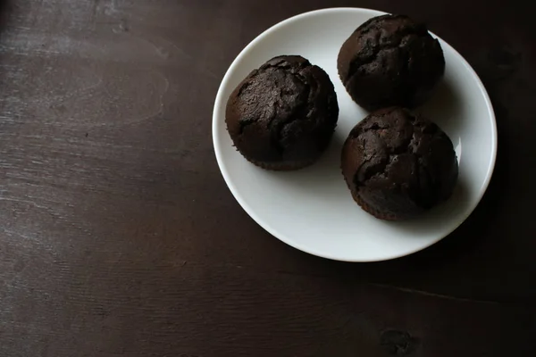 Schokolade Cupcakes Auf Einem Weißen Teller — Stockfoto