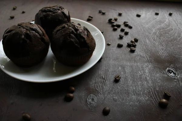 Cupcakes Chocolat Sur Une Assiette Blanche — Photo
