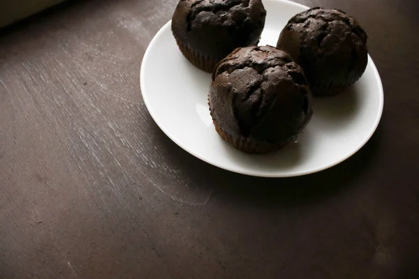 Cupcakes Chocolat Sur Une Assiette Blanche — Photo