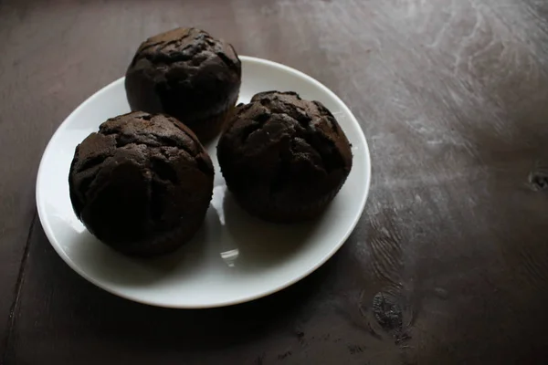 Bolinhos Chocolate Prato Branco — Fotografia de Stock