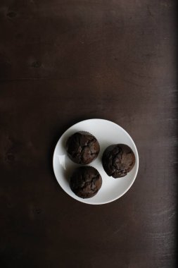 Beyaz tabakta çikolatalı kekler.