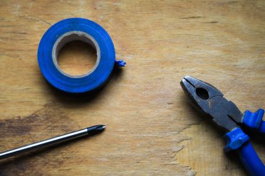 Bir ahşap tahta üzerinde araçları