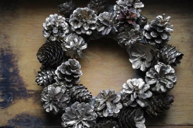 Tahta bir masada Noel çelengi