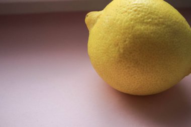 Pembe arka planda limon