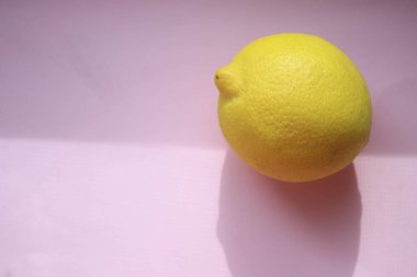 Pembe arka planda limon