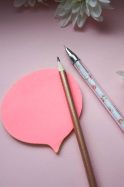 Pembe arkaplandaki çıkartmalar