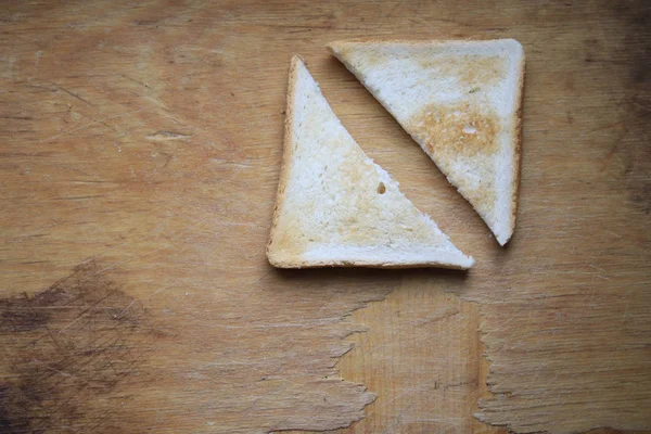 木のテーブルの上で焼いたパン — ストック写真