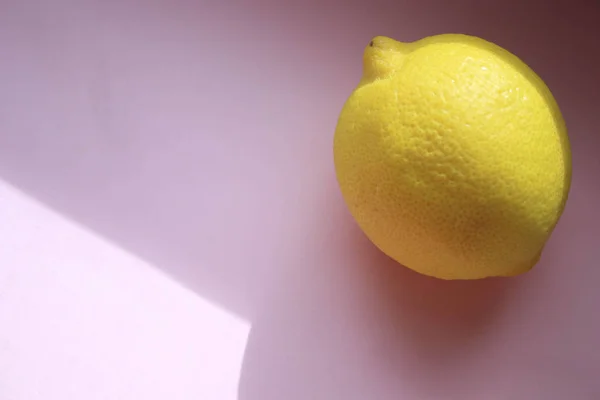 Zitrone Auf Rosa Hintergrund — Stockfoto