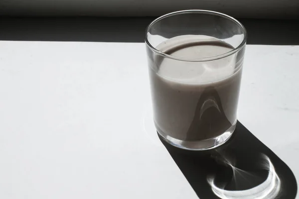 Glas Melk Een Witte Achtergrond — Stockfoto
