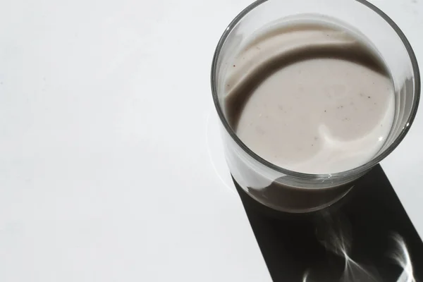 Glas Milch Auf Weißem Hintergrund — Stockfoto