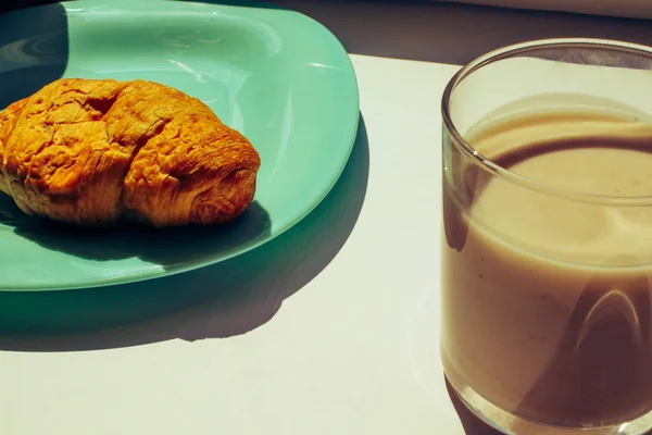 Croissant Plato Azul — Foto de Stock