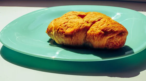 Croissant Kék Tányéron — Stock Fotó