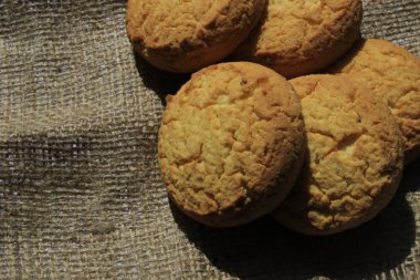 Kurabiyeler kumaşın üzerinde.